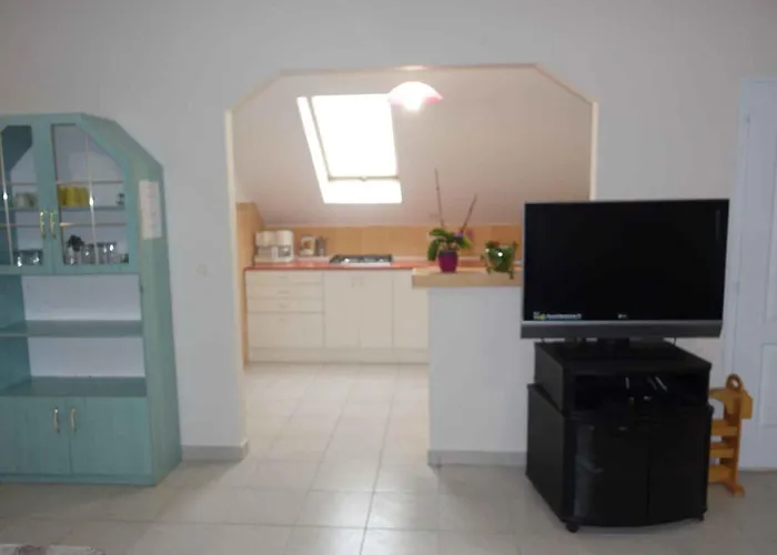 - Balaton 18408 Apartamento